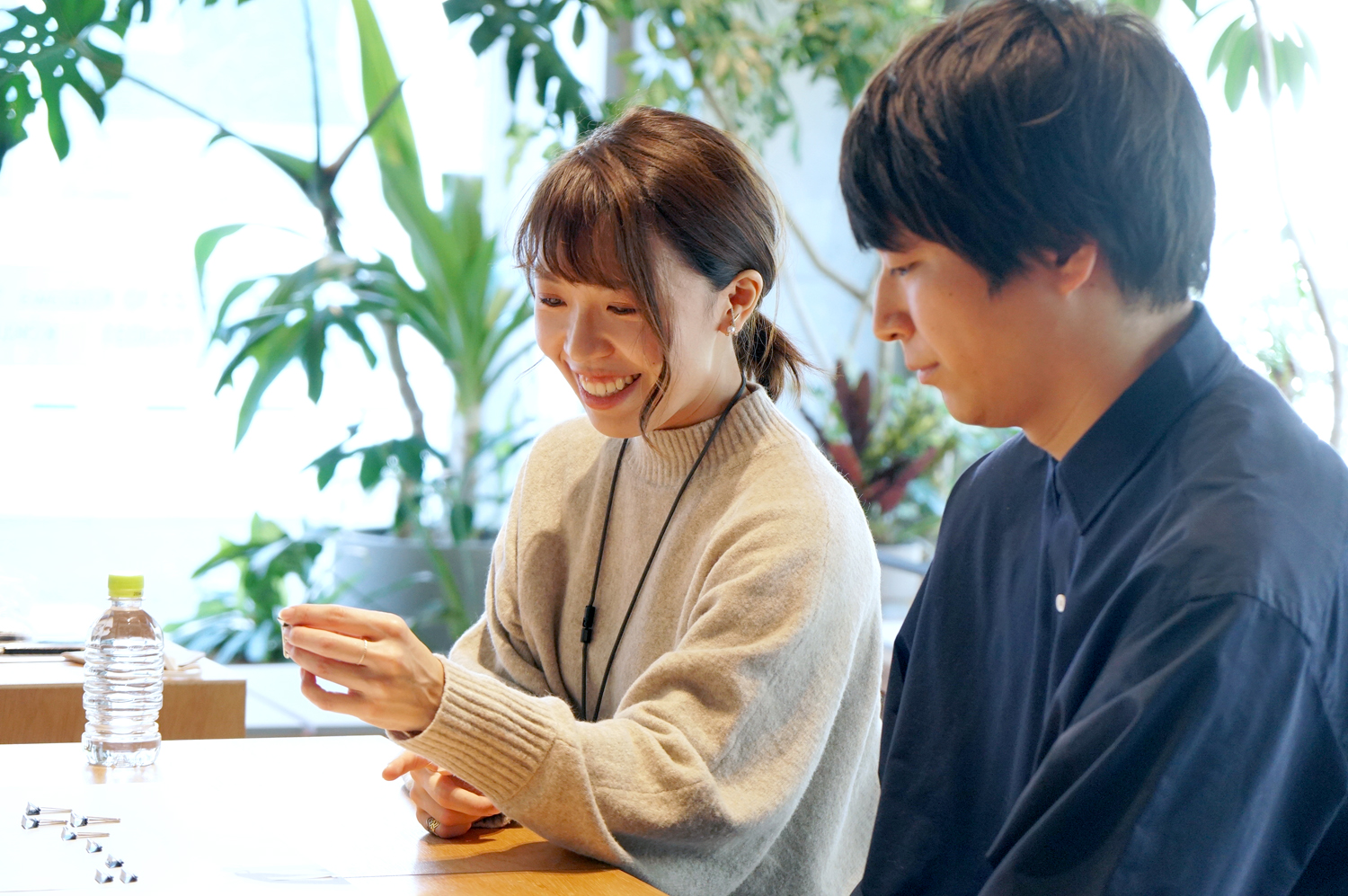 KOKUYO's Aya Homma (left), who was in charge of making the Smart Double Clip into a product. At the time, she was in charge of metal products such as staplers and cutters.