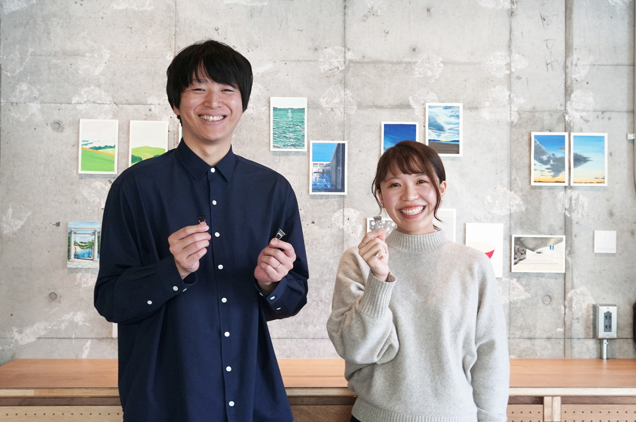 Toyofuku (left) and Aya Homma (right) holding Smart Double Clips. They both strongly believe that one should never give up.