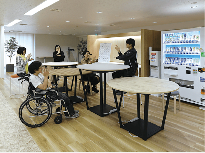 HOWS PARK accommodates diverse needs with the shape and height of furniture, easy visibility, and comfortable sense of distance.