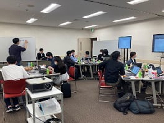 A group discussion at KOKUYO Marketing University