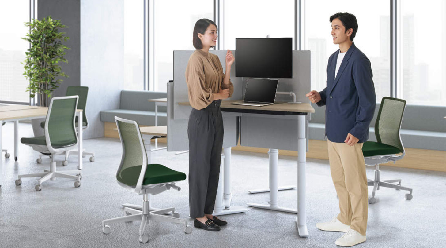 「集中していても話しかけやすい」の秘訣は天板の形！電動昇降デスク「アセンド」に台形テーブルがある理由