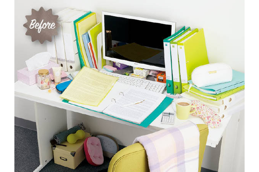 ビフォーの散らかった机上