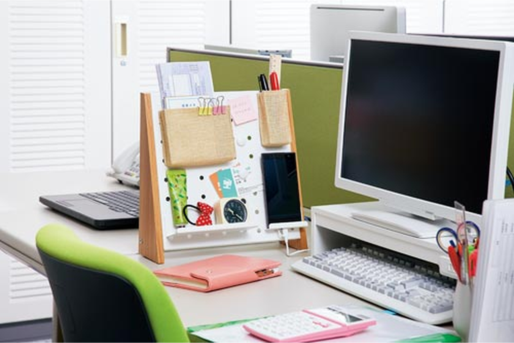 小さな工夫でデスクが整う！職場を変える収納アイテム特集のキービジュアル