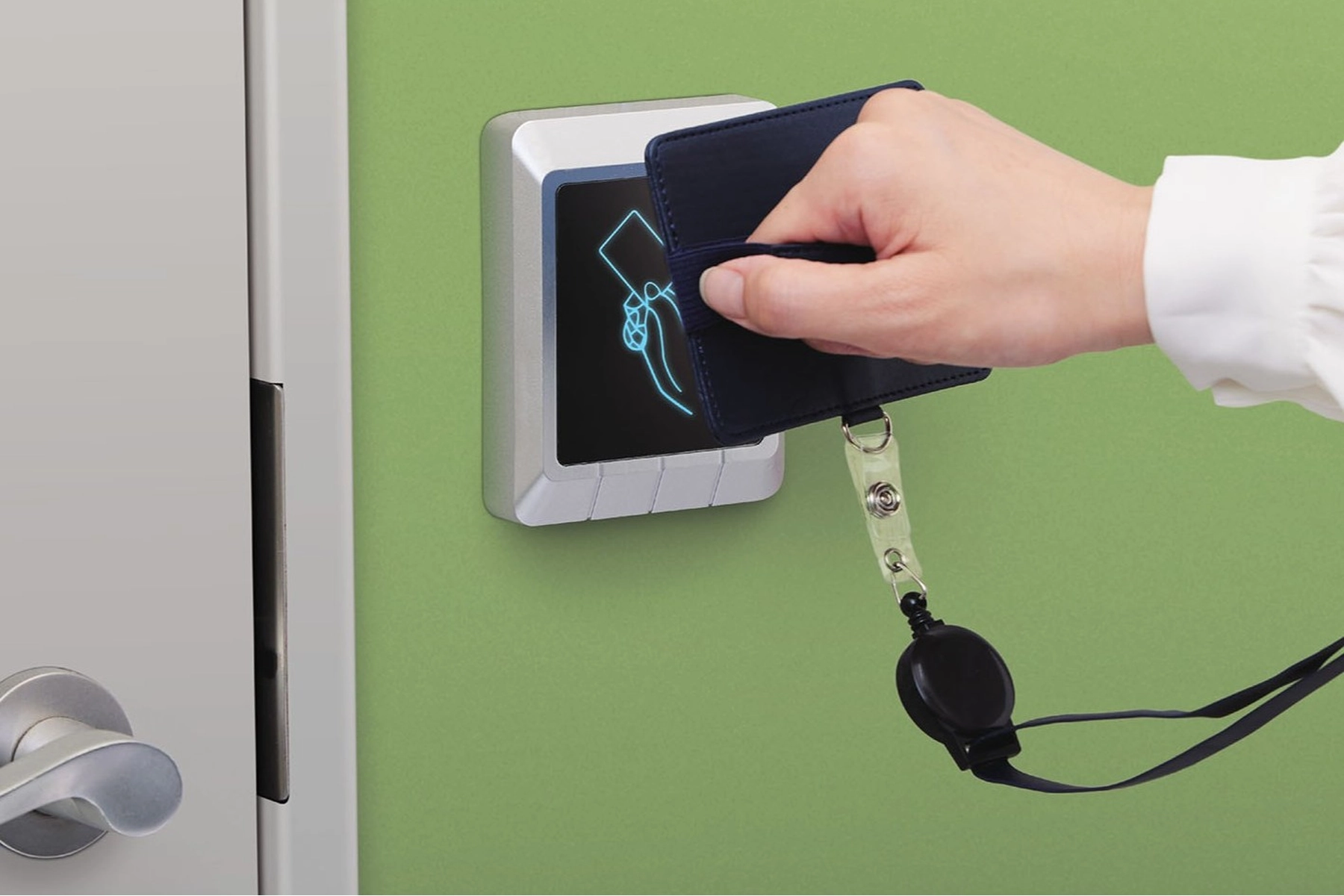 持ち方自由自在！困りごとから生まれたIDカードホルダー　サムネイル