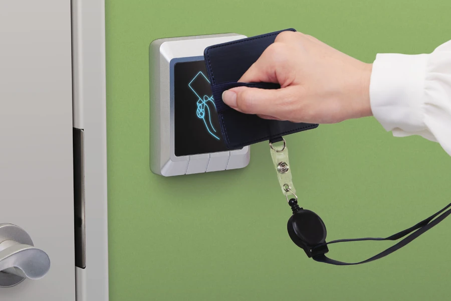 持ち方自由自在！困りごとから生まれたIDカードホルダー　サムネイル