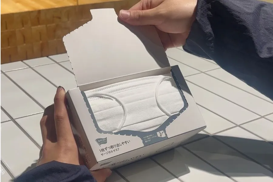 (1)フタを開ける(使用分のマスクを取る)