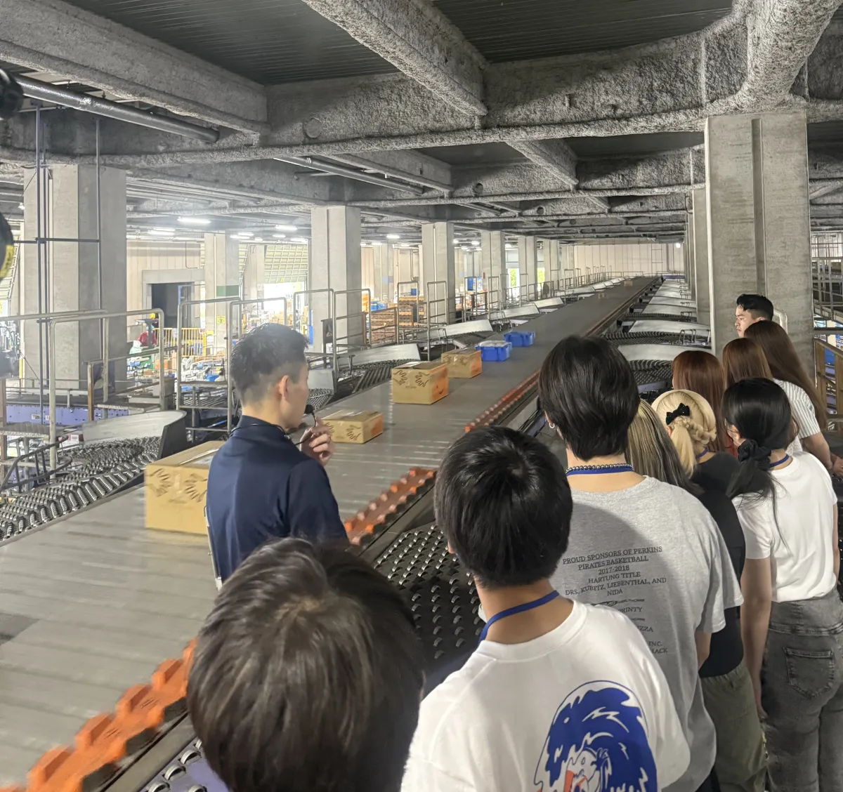 物流現場を視察する様子