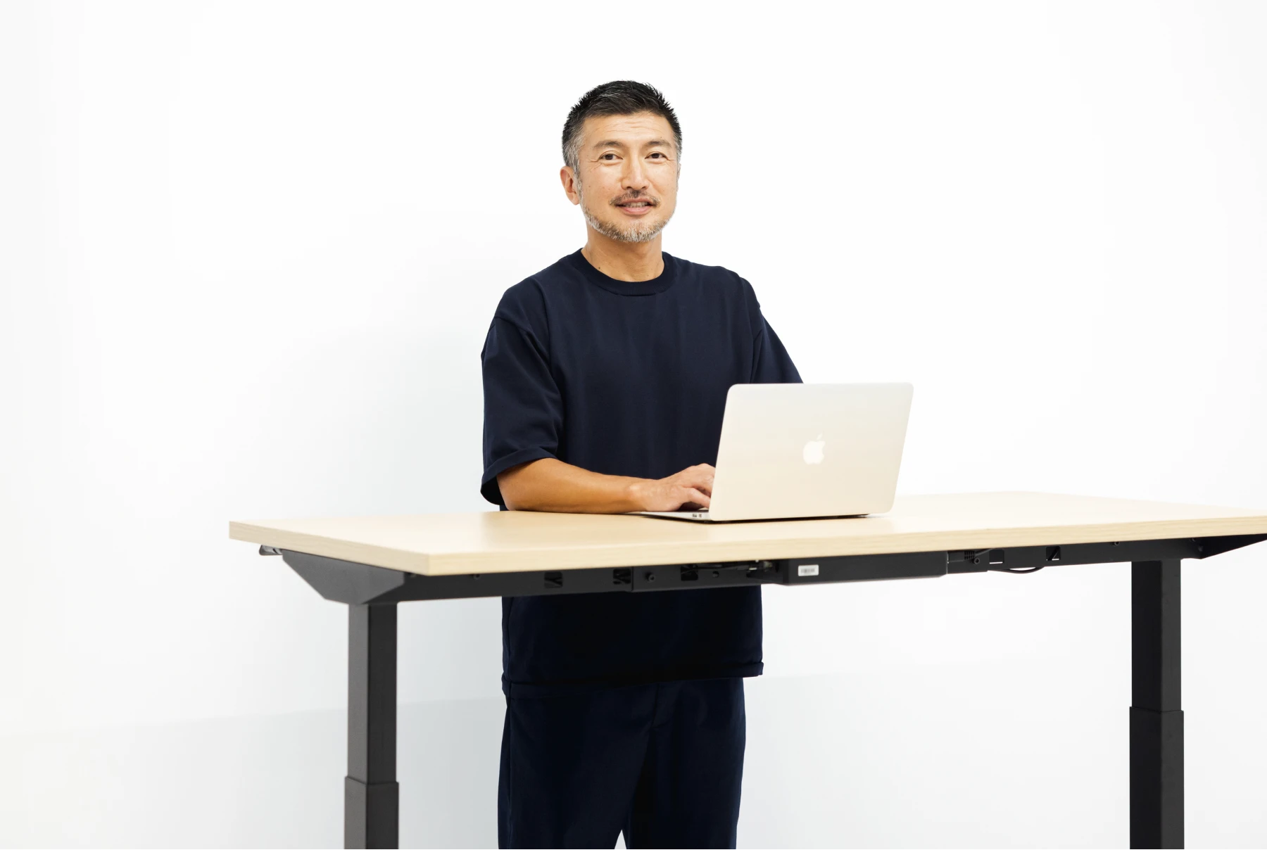 電動昇降デスクで切り替える。鈴木岳.さん流「立つ習慣」サムネイル