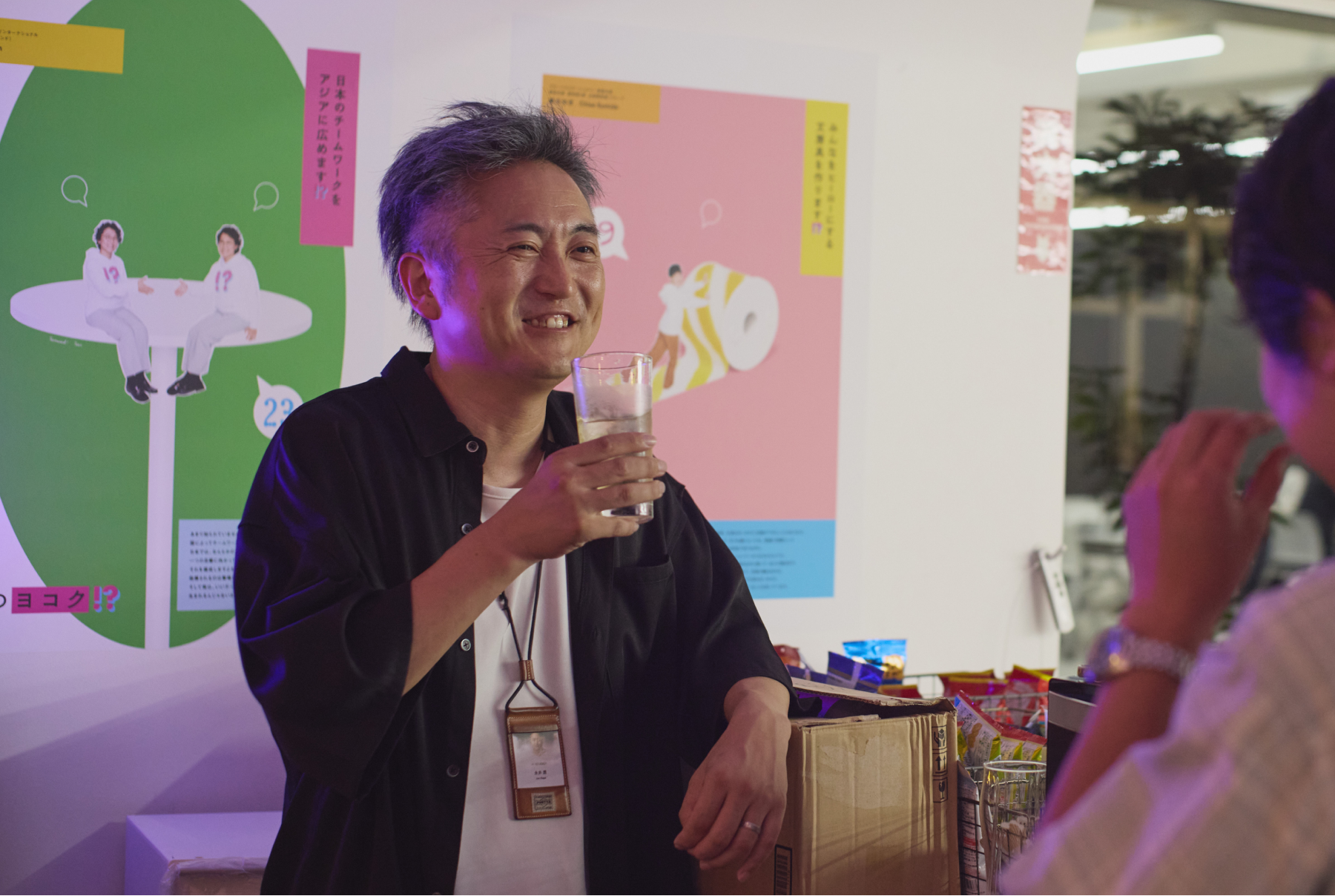 社内Barで談笑する男性社員の写真