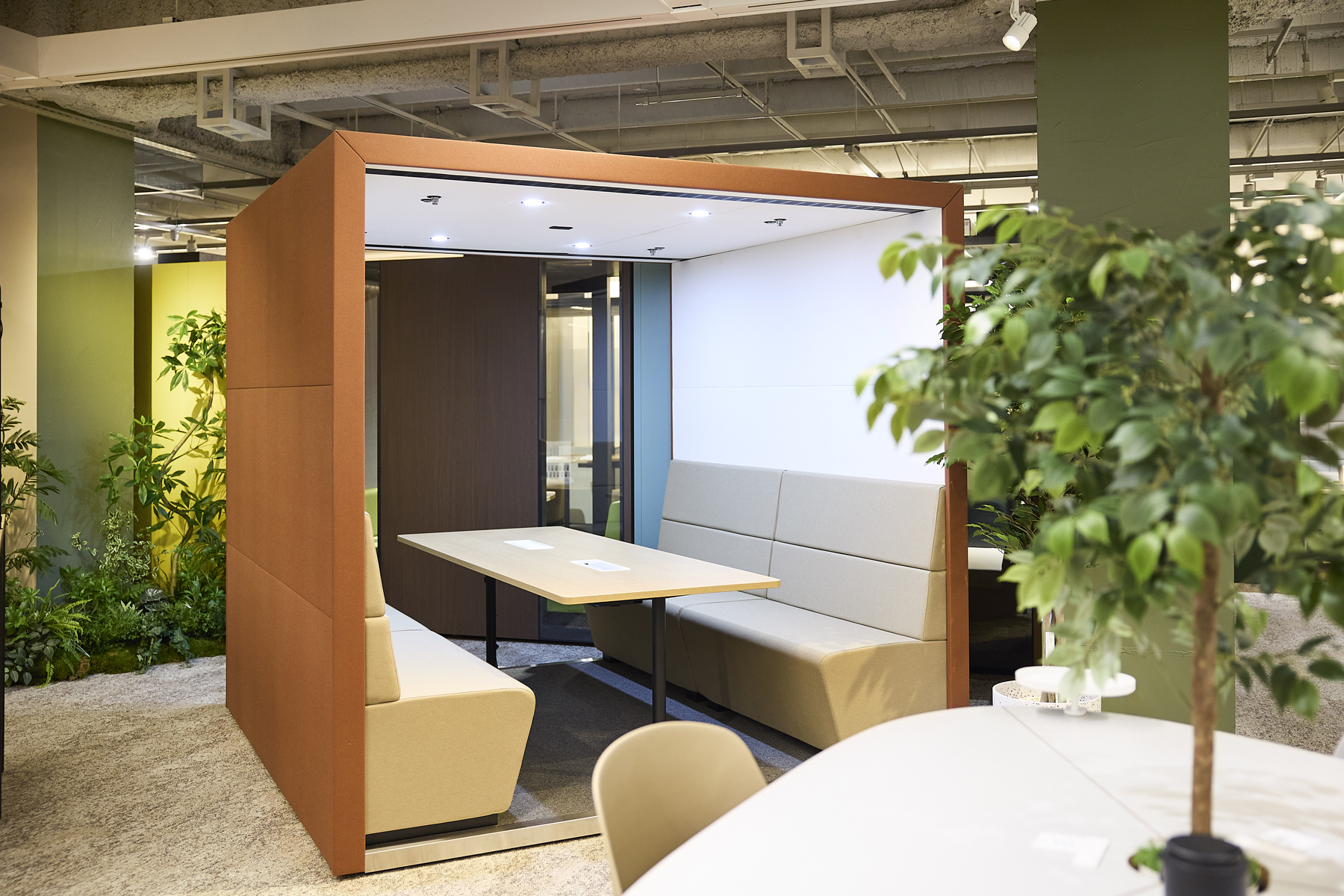 個室ブースで快適に働く。用途別で選ぶ「ワークポッド」サムネイル