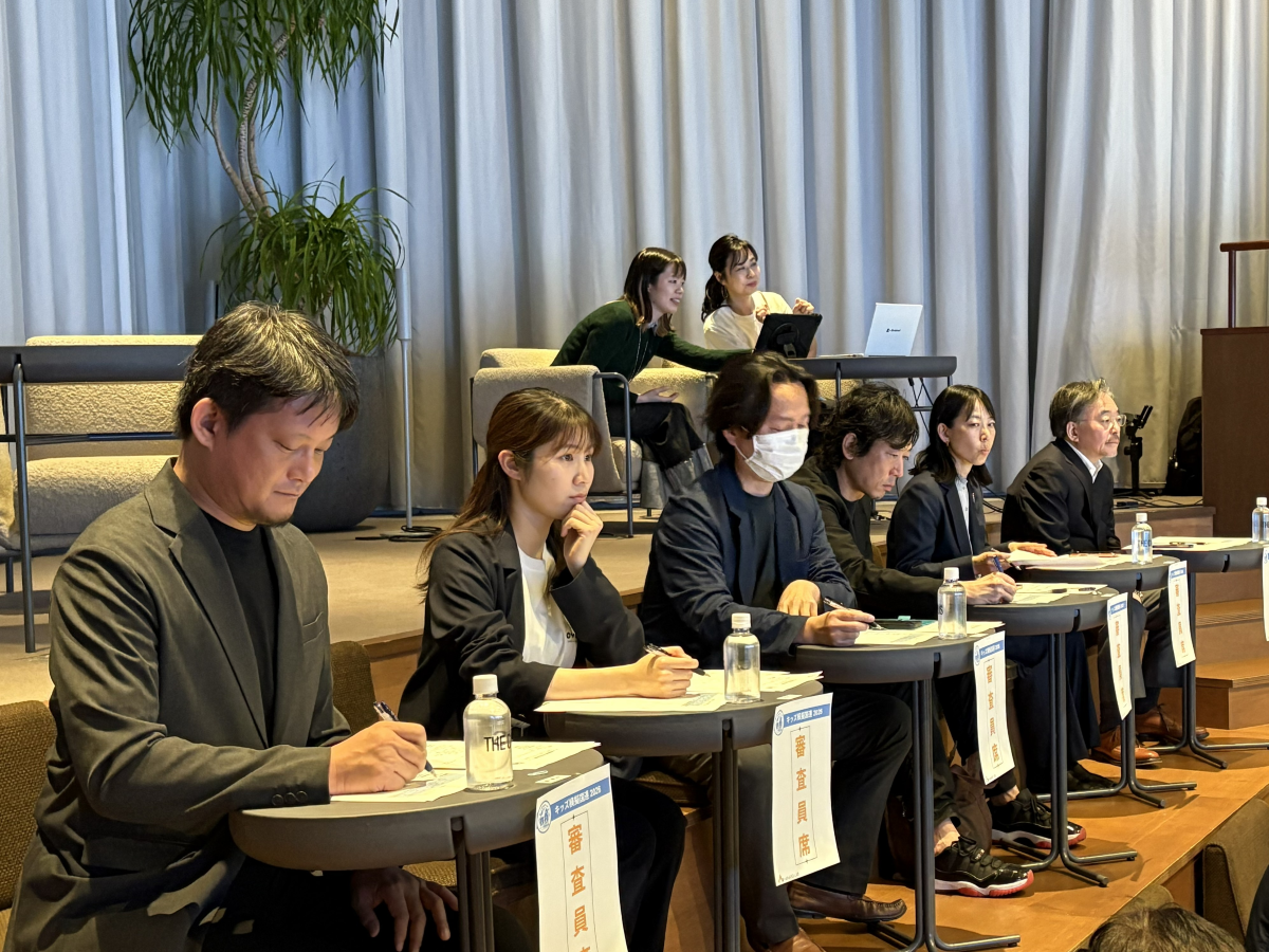 子どもたちの発表に真剣に耳を傾ける審査員たち