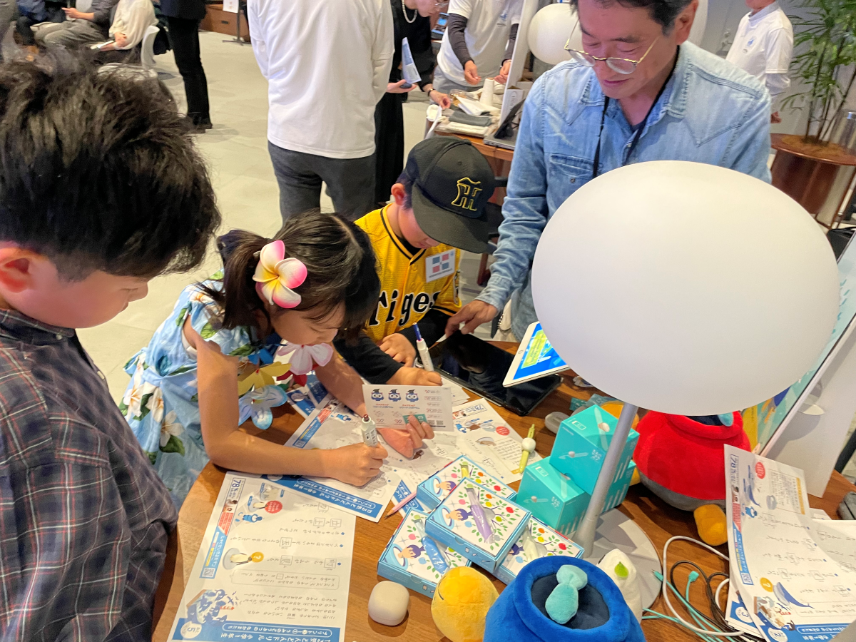 子どもたちが楽しそうにドリルに取り組む「しゅくだいやる気ペン」の体験デモコーナー