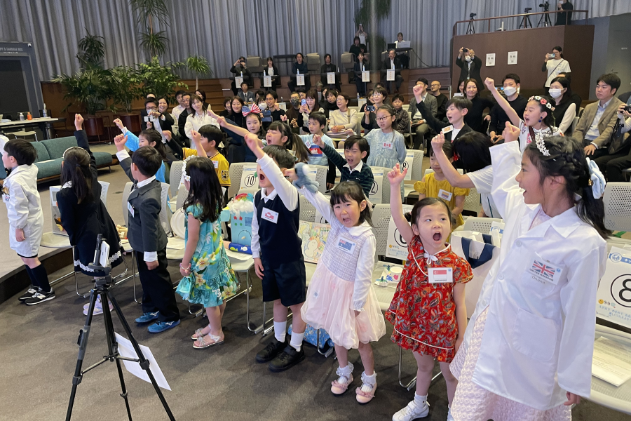 「オー！」と本番に向けて気合を入れる子どもたち