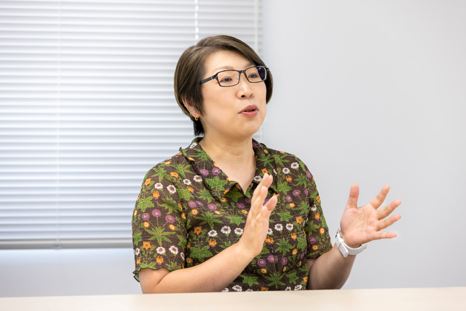 インタビューに答える谷山