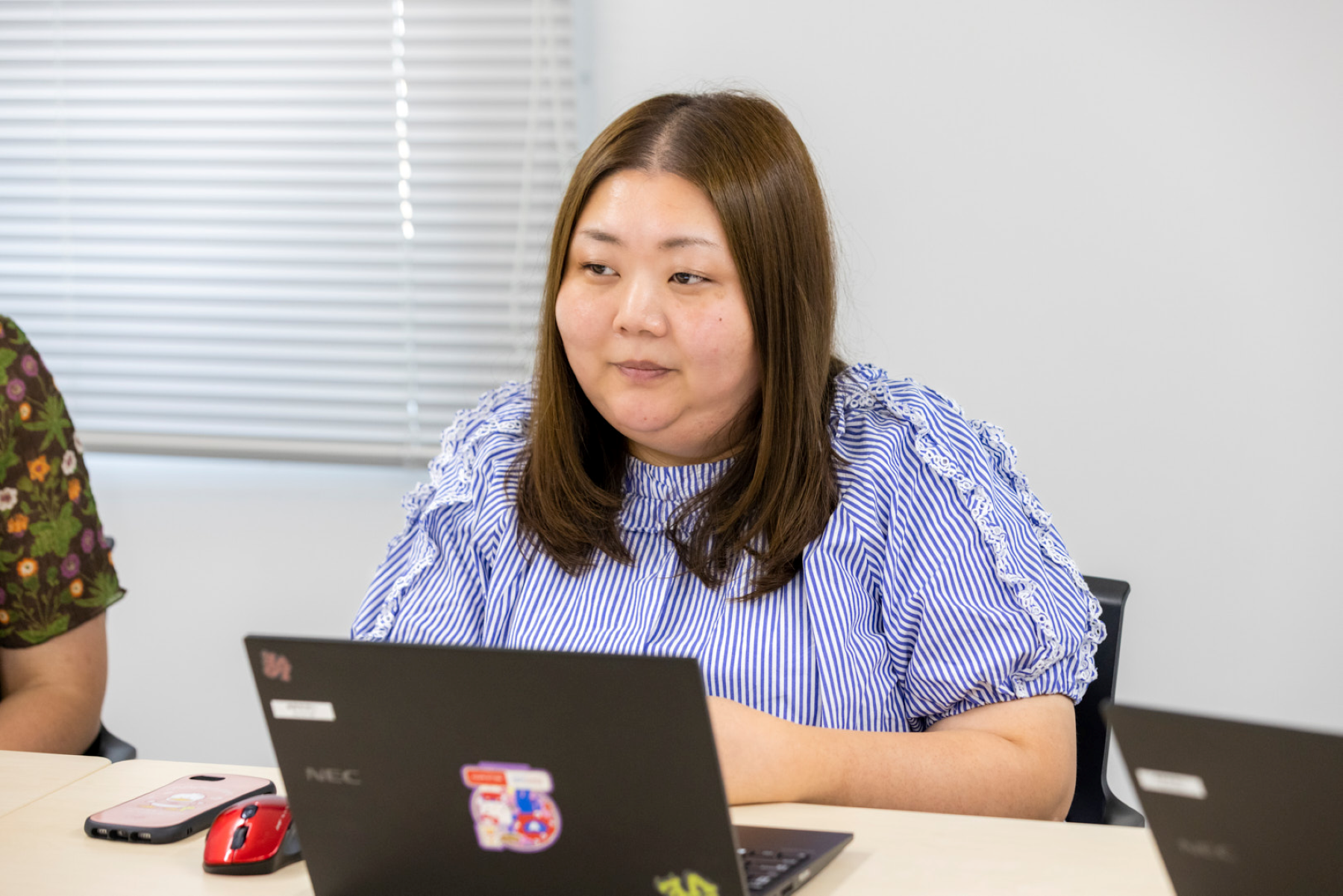 インタビューに答える東郷