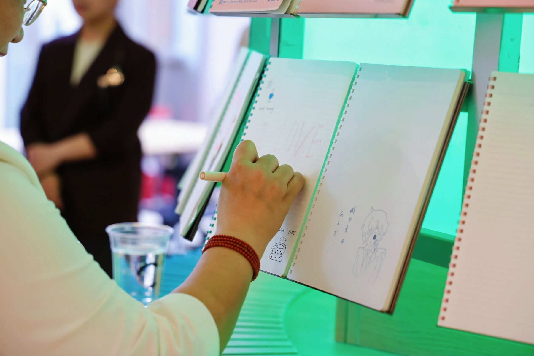 来場者がキャンパスノートに書き込む様子