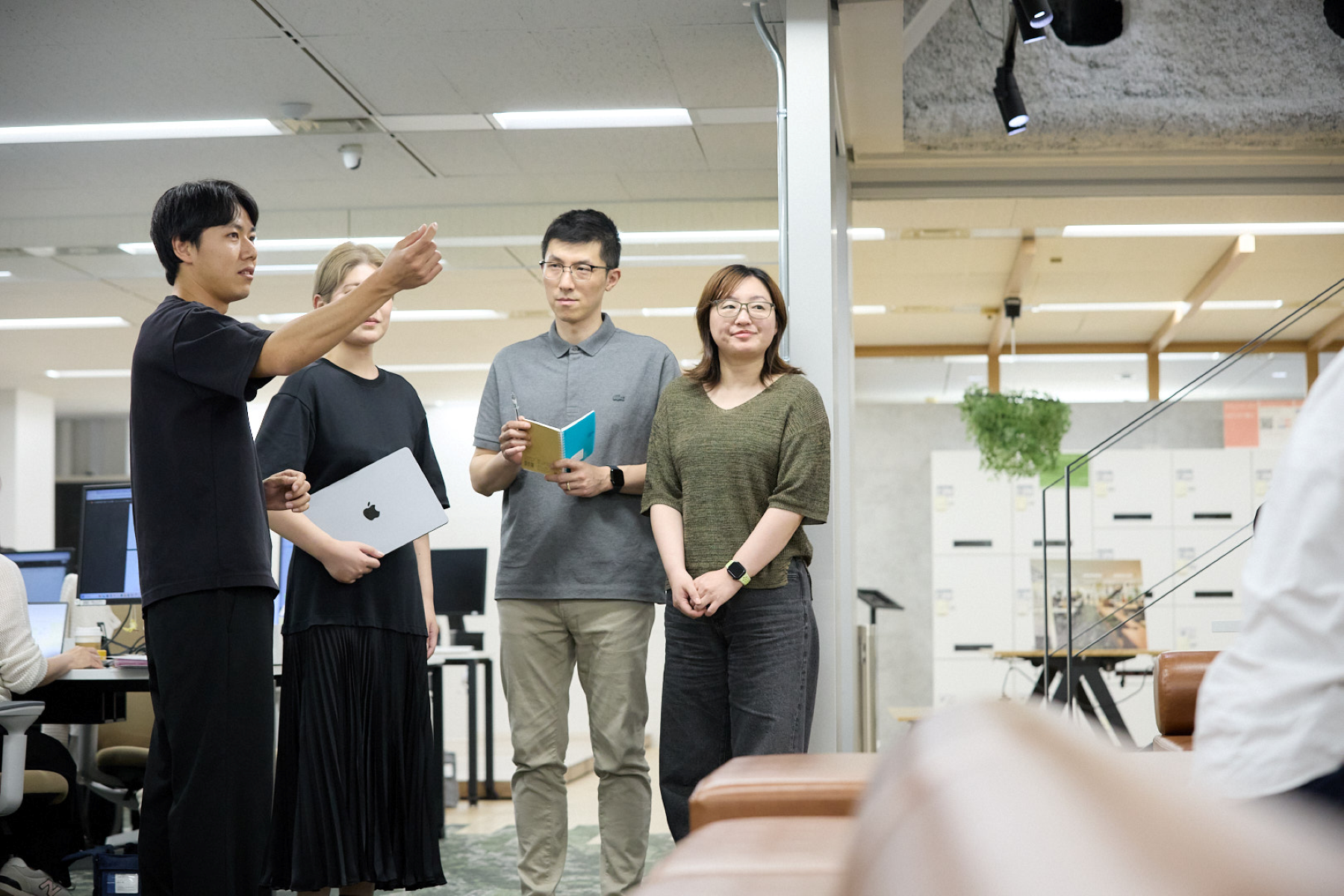 THE CAMPUSを見学するリキーとシャーロット