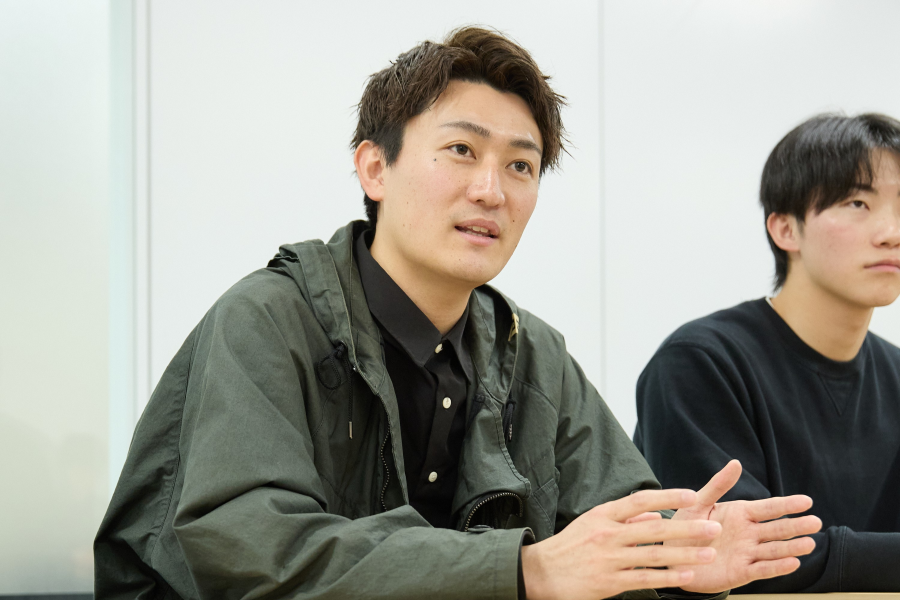 インタビューに答える熊倉（設計開発担当）