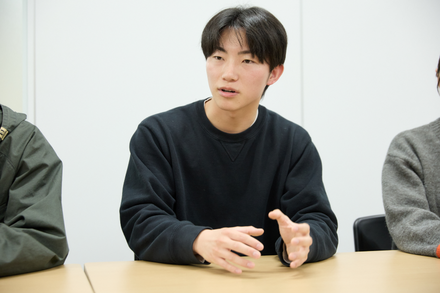 インタビューに答える永山（生産管理担当）