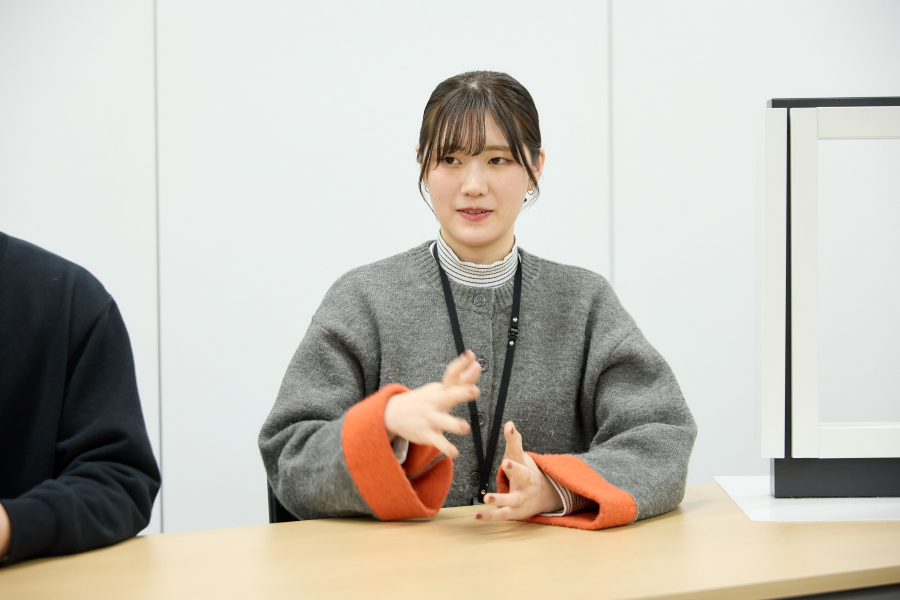 インタビューに答える半田（設計開発担当）