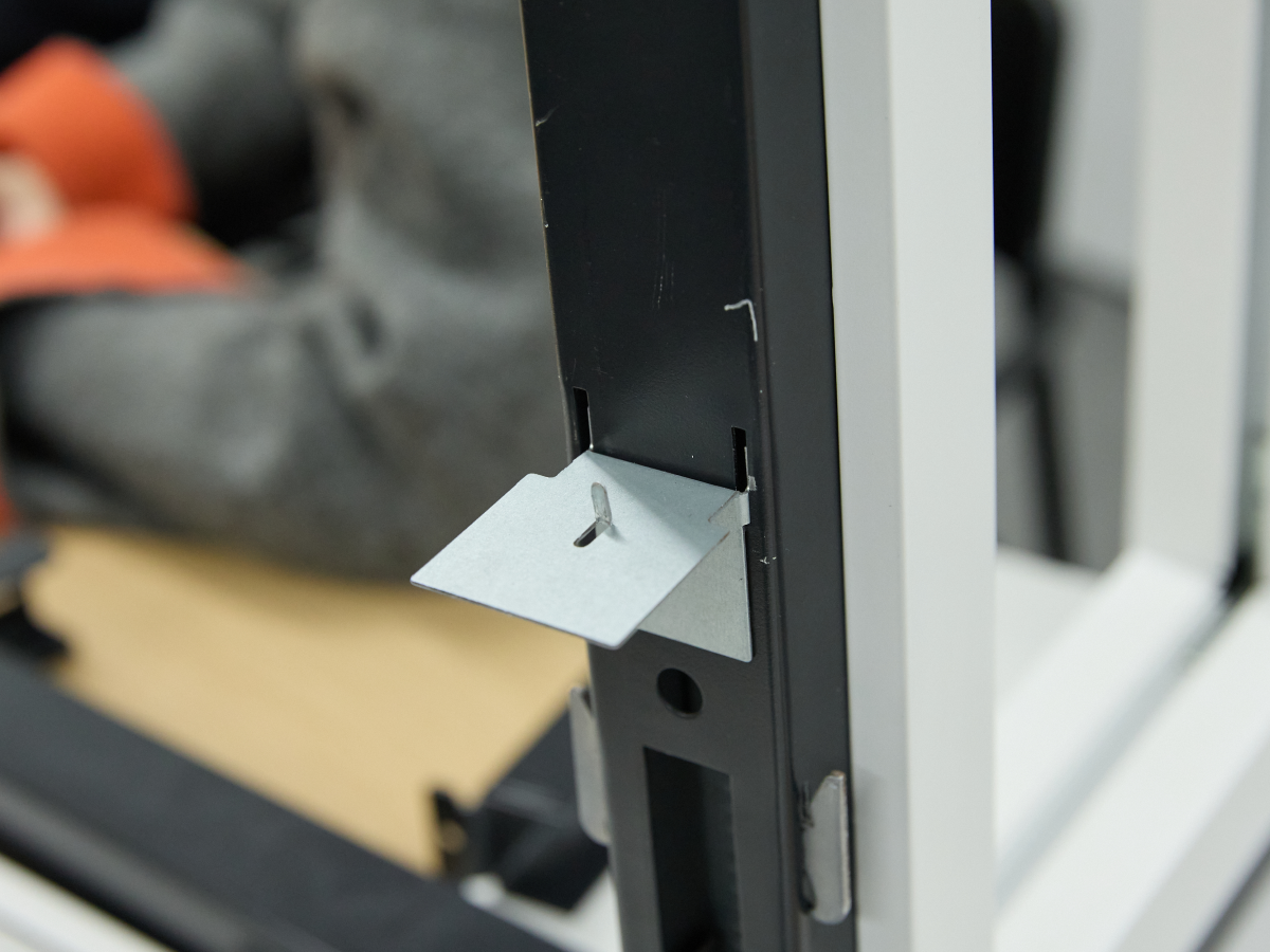 支柱のスリットに取り付ける部材