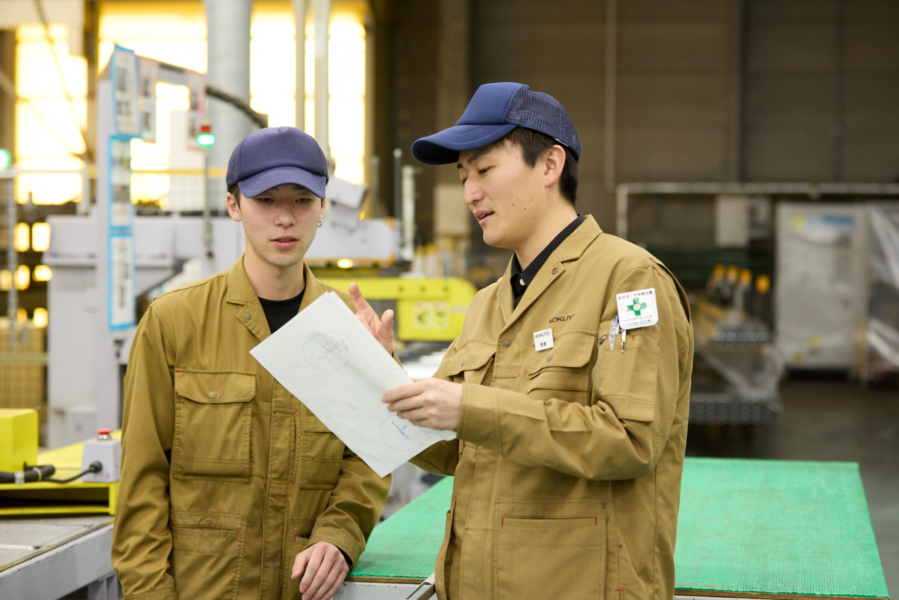 工場で働く様子_3