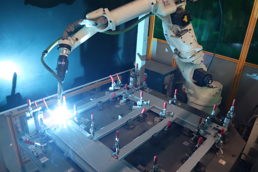 ロボット溶接の様子