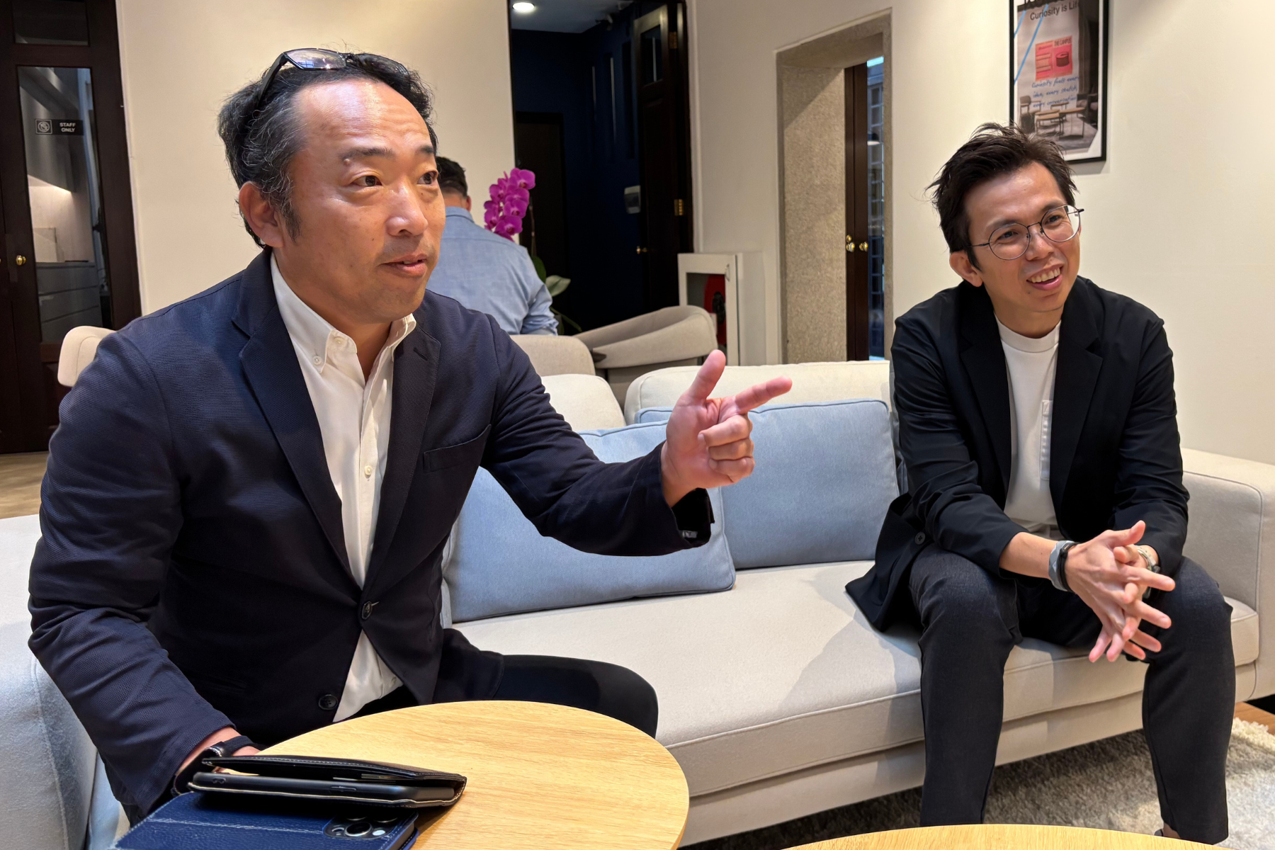 インタビューに答える小西とKelvinの様子