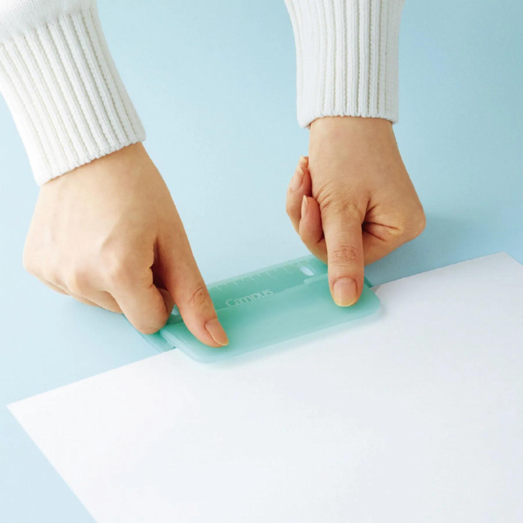 2穴バインダーと一緒に持ち運びできるパンチ