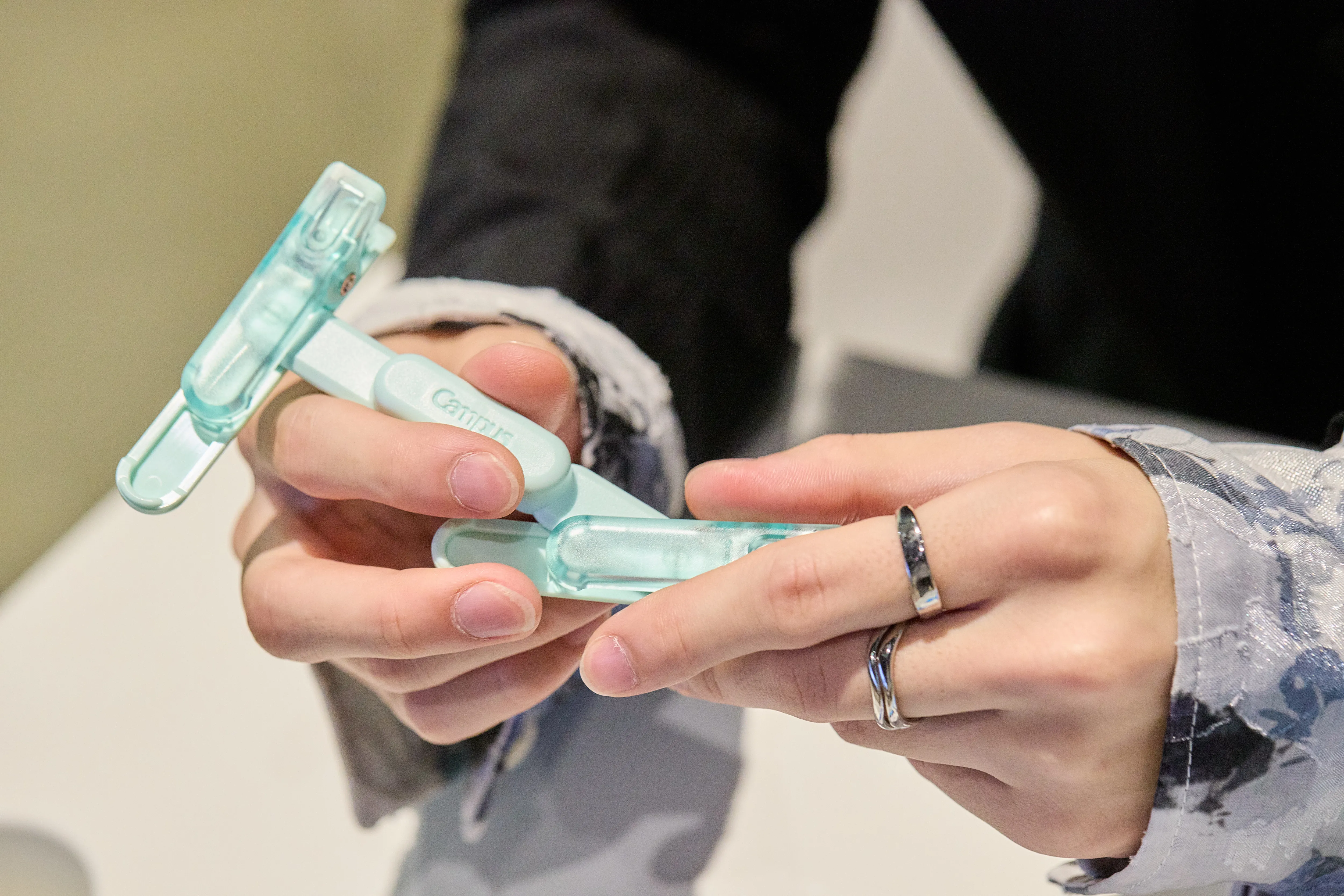 カチャカチャと回すだけですぐペン状に戻る