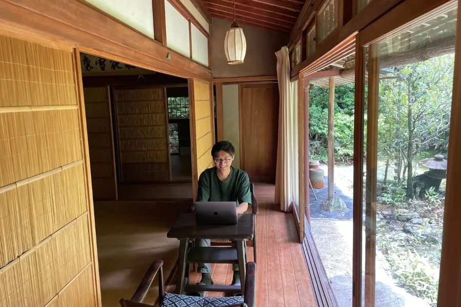日本ワーケーション協会・入江さんが事業拠点である京都市内で、小さなワーケーションをする様子