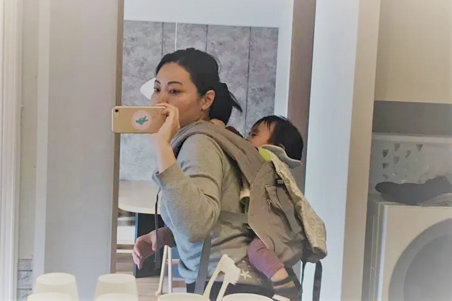 2020年12月、静岡県熱海市で「おんぶ親子ワーケーション」を行った際の写真