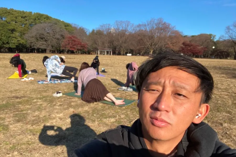 近くの公園でヨガをした後にワークを始める