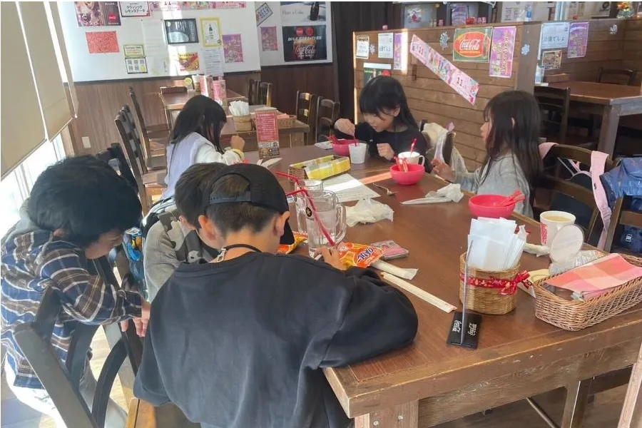 子供たちは食事のあと遊びに夢中