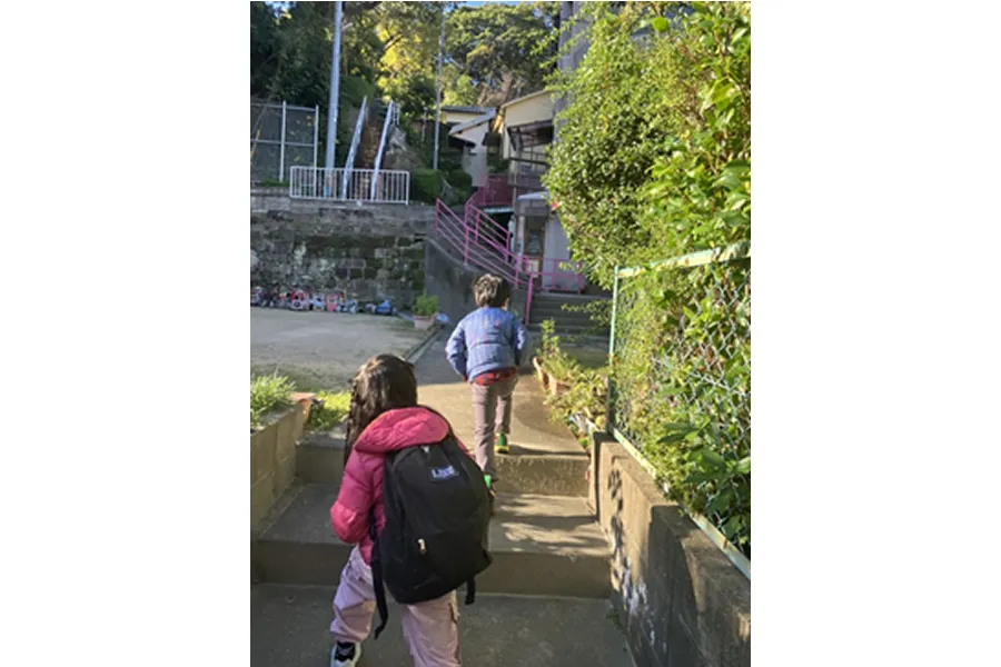 スタスタと保育園に向かう年長組の二人