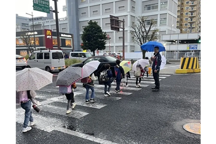 現地で集団登校の様子
