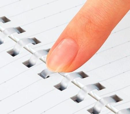 書く時に当たっても気にならない 「やわらかリング」