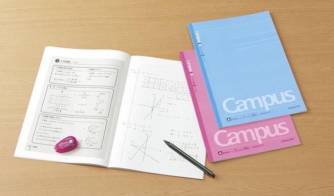 写真：「キャンパスノート（ドット入り罫線・カラー表紙）（普通横罫）」　A4サイズ　使用シーン