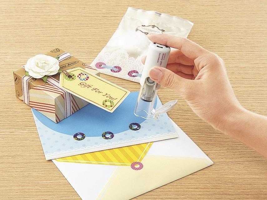 写真：「ドーナツシールスタンプ」使用シーン