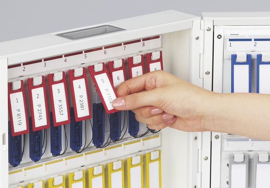 写真：USBメモリーボックス（キーボックス兼用）使用シーン、