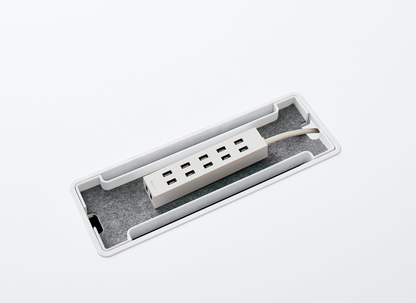 蓋を裏返しコンセントタップを収めた状態