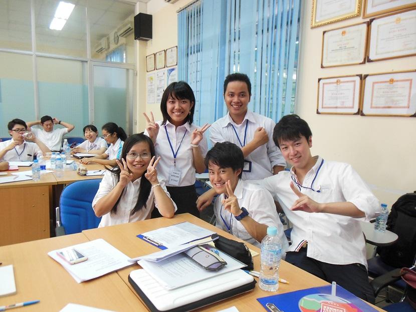 写真：「日本語練習ノート」を共同開発した関西大学学生とご協力いただいたベトナム人大学生
