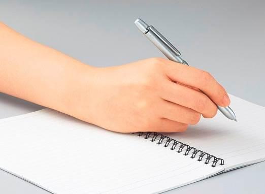 ＜従来のリングノート＞ 「リングが手に当たり書きにくい」という不満が約半数も。