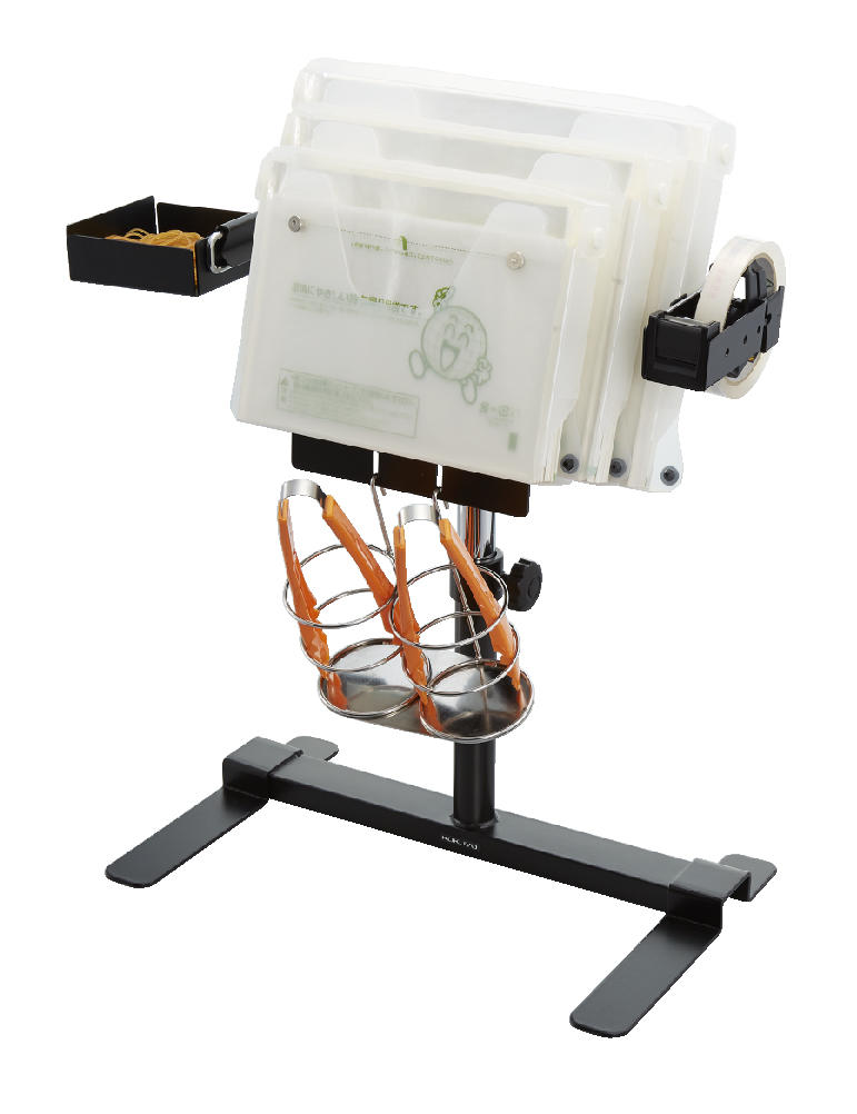 写真：「デリカバッグケース床置き型セット」の使用イメージ ※オプションの小物トレー、トングフック、テープホルダー含む （輪ゴム、トング、テープは含みません）