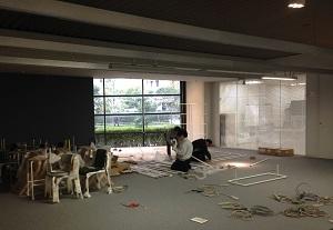 写真：（左から）自社オフィスの改装前、改装後の事例