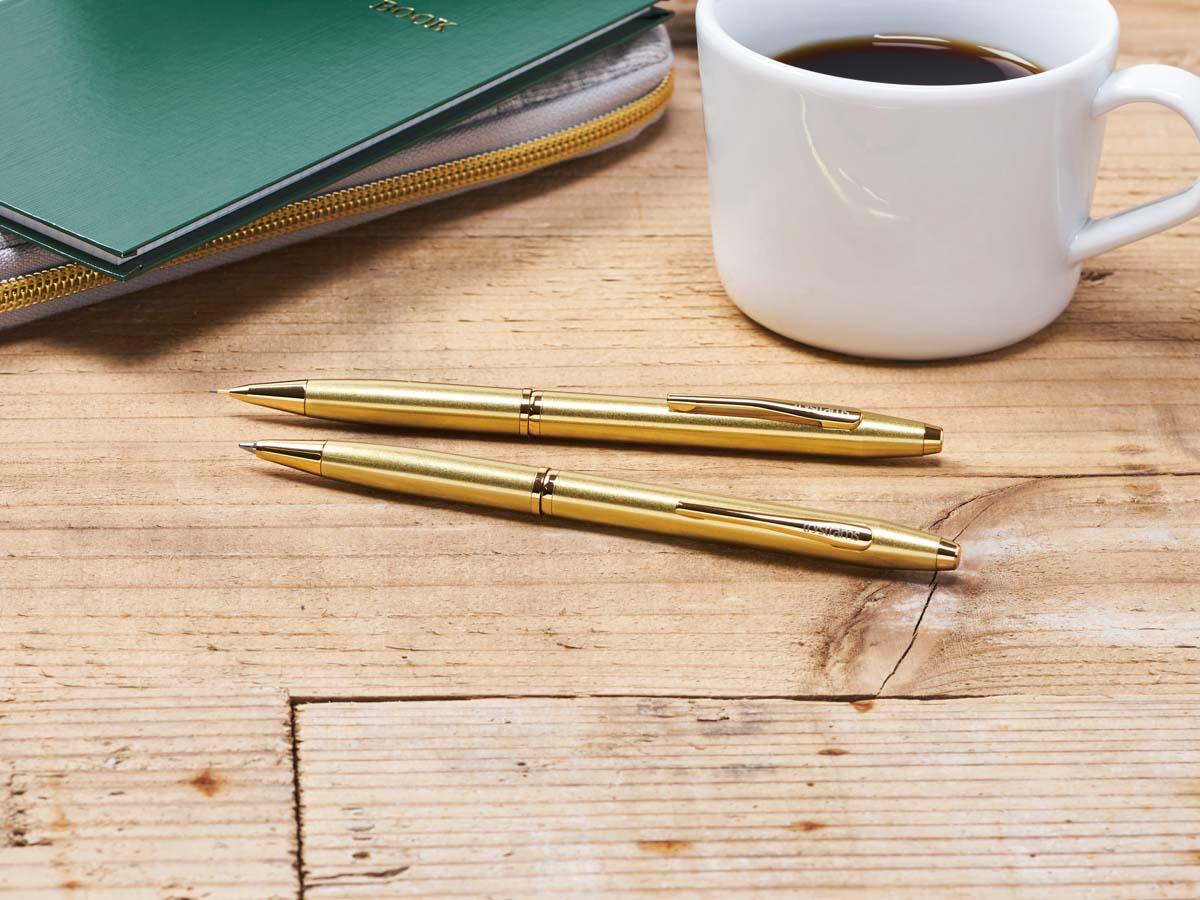 風合いのあるゴールドを採用したボディノック機構のペンを発売