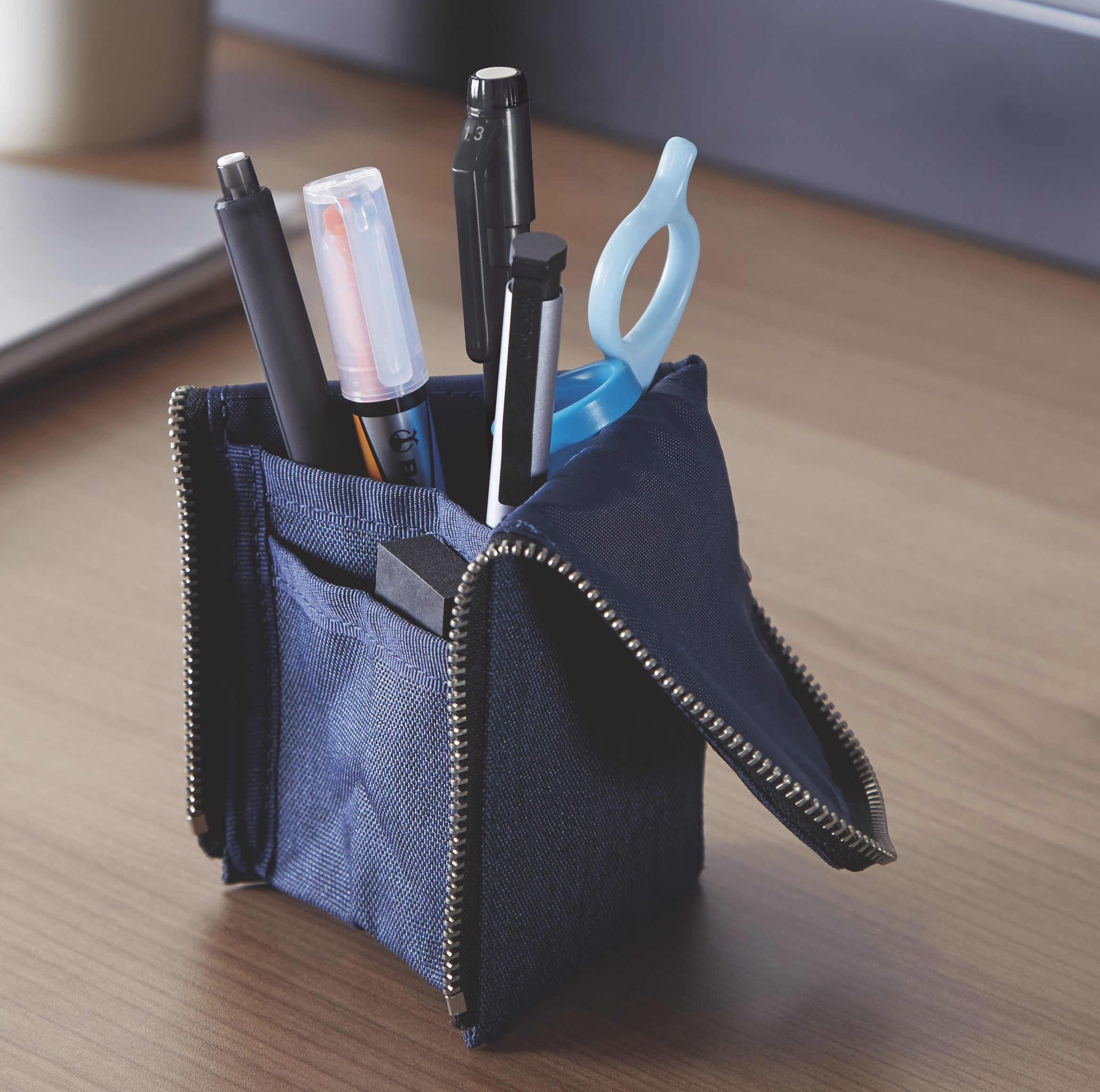 写真：「ペンケース＜ネオクリッツフラットBiz＞」使用例