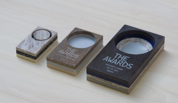 受賞者に手渡されたトロフィー