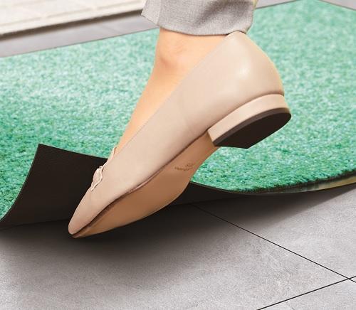 玄関マットの「めくれ」が気になる人の割合は8割超