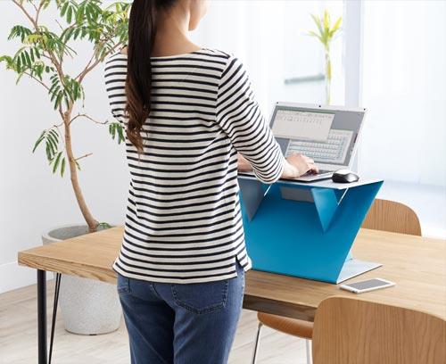手軽にスタンディングワークを取り入れられる PCスタンド「パタスタ